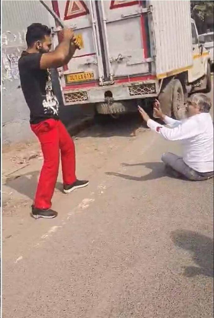 दिल्ली सड़क पर सनसनीखेज वारदात: अधेड़ शख्स पर लोहे की रॉड से हमला