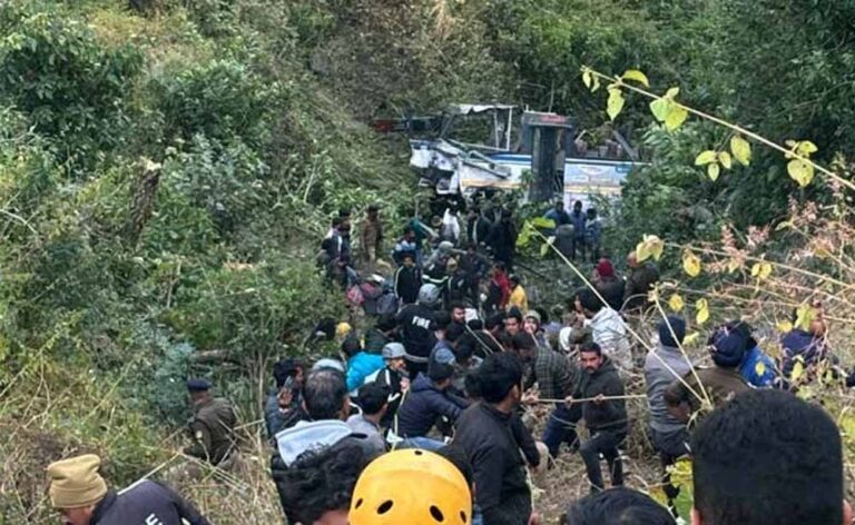 शादी की खुशी रह गई अधूरी: 42 बारातियों से भरी बस खाई में पलटी, 10 गंभीर घायल