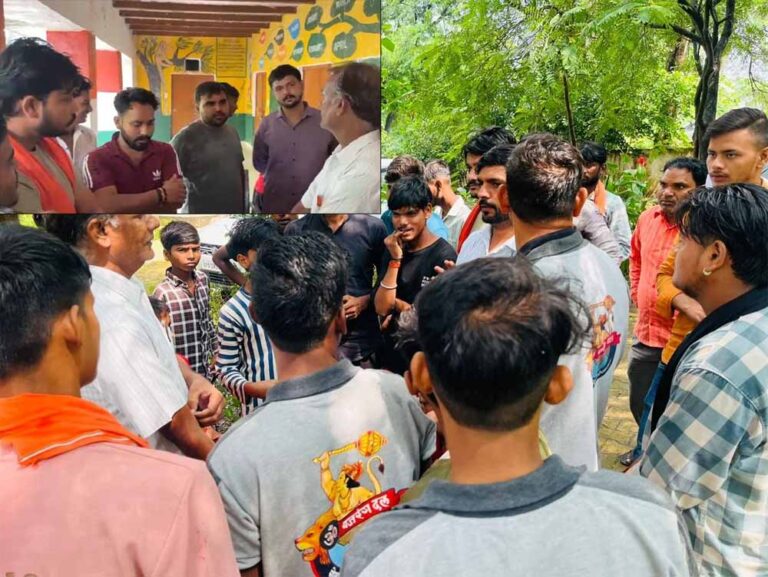 नवरात्र व्रत पर स्कूल लेट पहुंचीं छात्राएं, शिक्षक ने बनाया मुर्गा, बजरंग दल का विरोध प्रदर्शन