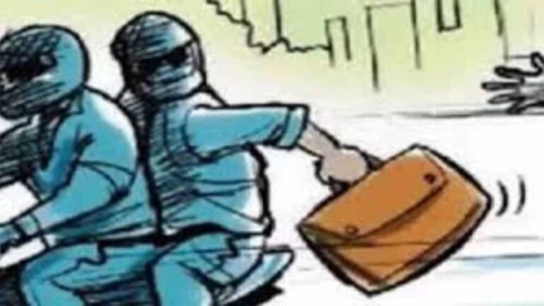 मध्यप्रदेश में सड़क पर ठगी! युवक ने कारोबारी की पत्नी से गहने छीने