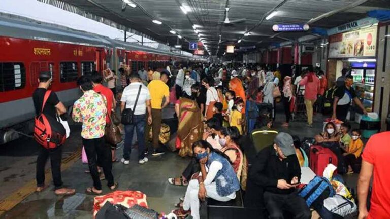 छठ पर्व के बाद घर लौटें आराम से, रेलवे चला रहा स्पेशल ट्रेन सेवाएँ