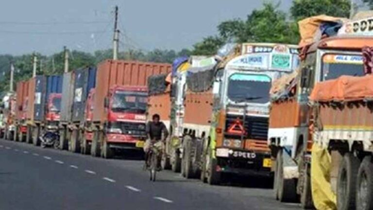 इंदौर में ट्रांसपोर्ट कारोबारी हड़ताल पर, नो एंट्री नियम के विरोध में 6 अक्टूबर से माल बुकिंग और डिलीवरी बंद