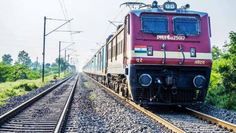 रेल हादसा: चलती ट्रेन से गिरे 3 यात्री, 2 की मौत, 1 की हालत गंभीर