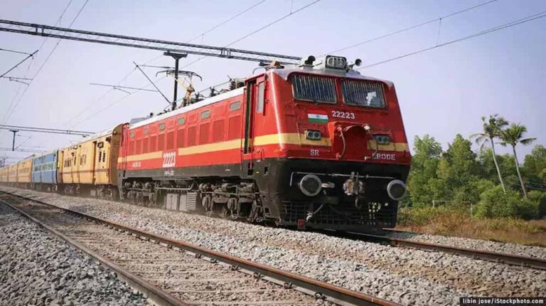 रेलवे का नया इनोवेशन: ट्रेन के टॉयलेट में सेंसर मशीन, सिर्फ 56 सेकंड में होगी सफाई!
