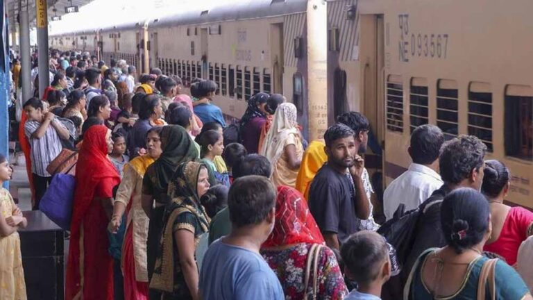 यात्रीगण सतर्क रहें! दिल्ली-मुंबई समेत कई बड़े स्टेशनों पर प्लेटफॉर्म टिकट की बिक्री बंद