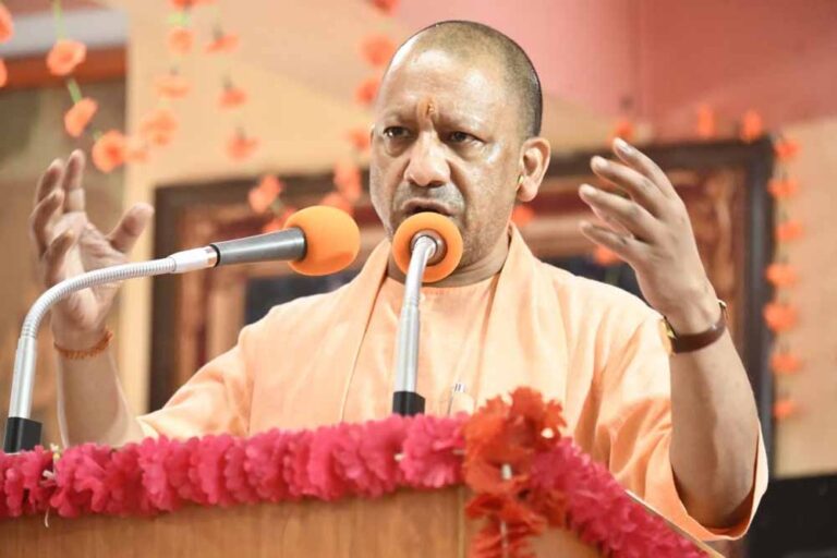 दीपावली से पहले खुशियों का तोहफा: सीएम योगी ने गोरखपुर में 160 परिवारों को फ्लैट की चाबी सौंपी