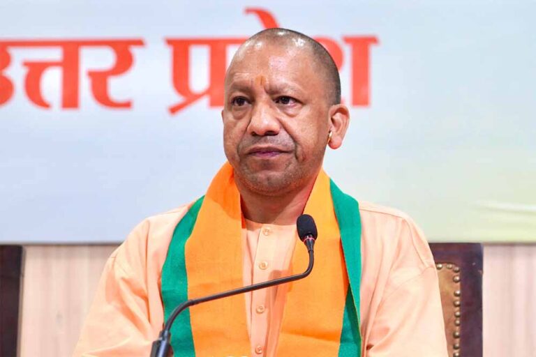जिसने भी रंग में भंग डाला सलाखों के पीछे होगाः सीएम योगी