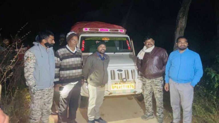 अवैध धान परिवहन पर बड़ी कार्रवाई: यूपी नंबर की 3 पिकअप से 210 बोरी जब्त, मालिक-चालकों पर FIR