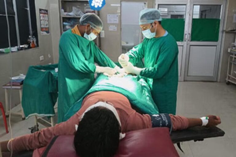 AIIMS गोरखपुर के डॉक्टरों ने किया कमाल: मरीज की टूटी हड्डी बिना बेहोश किए की सर्जरी