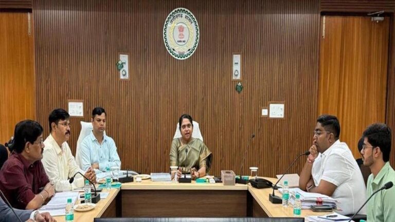रायपुर : आबकारी विभाग की समीक्षा बैठक में अधिकारियों को राजस्व लक्ष्य प्राप्ति के निर्देश