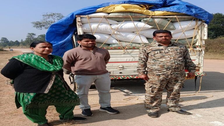 रायपुर : राजस्व टीम ने साईंटागर बैरियर के पास 60 बोरी अवैध धान परिवहन करते किया जब्त