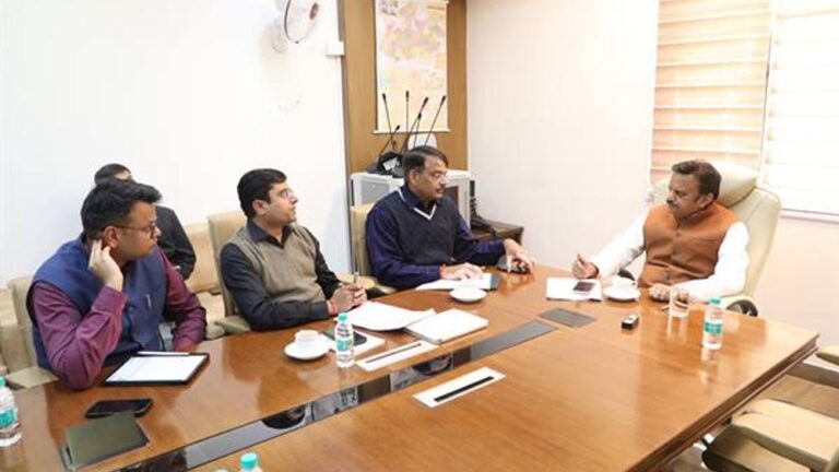 नियमित फॉलोअप करें और समयसीमा में उच्च गुणवत्ता के साथ कार्य करें पूर्ण: उप मुख्यमंत्री शुक्ल