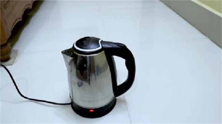 ट्रेन में इलेक्ट्रिक केतली ले जाना पड़ सकता है भारी, जानें क्या है नियम और सजा