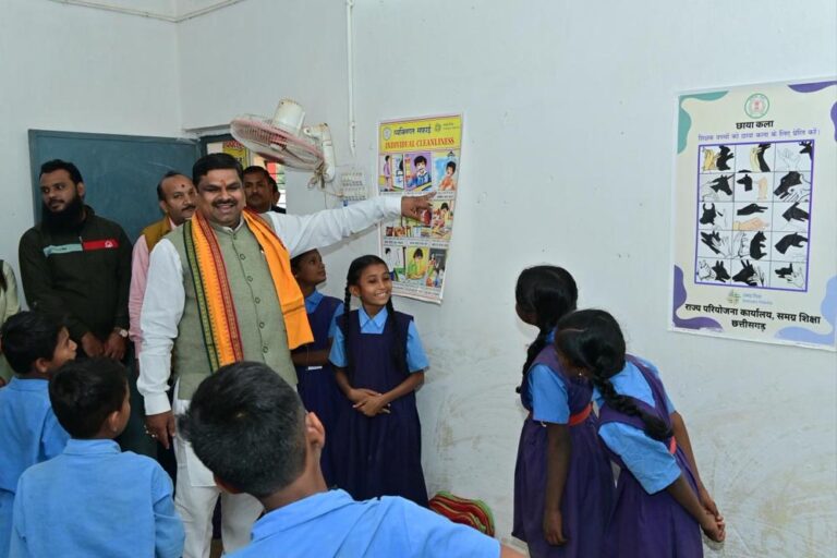 रायपुर : शिक्षा मंत्री गजेंद्र यादव ने मैनपुर क्षेत्र के विद्यालयों का किया औचक निरीक्षण