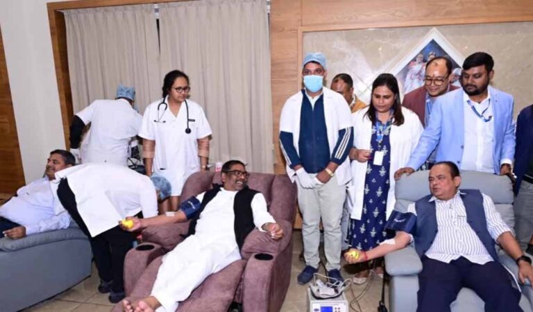 मेगा ब्लड डोनेशन कैंप का शुभारंभ: CM हेमंत सोरेन ने रक्तदान कर दिया जनसेवा का संदेश