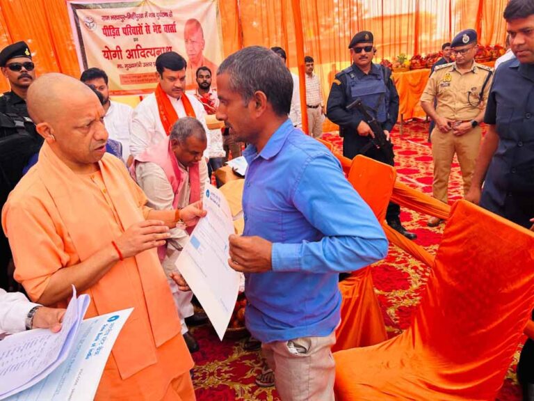 सीएम योगी ने एक माह में भरथापुर के पीड़ित परिवारों को विस्थापित करने के दिए निर्देश, 21 करोड़ 55 लाख स्वीकृत