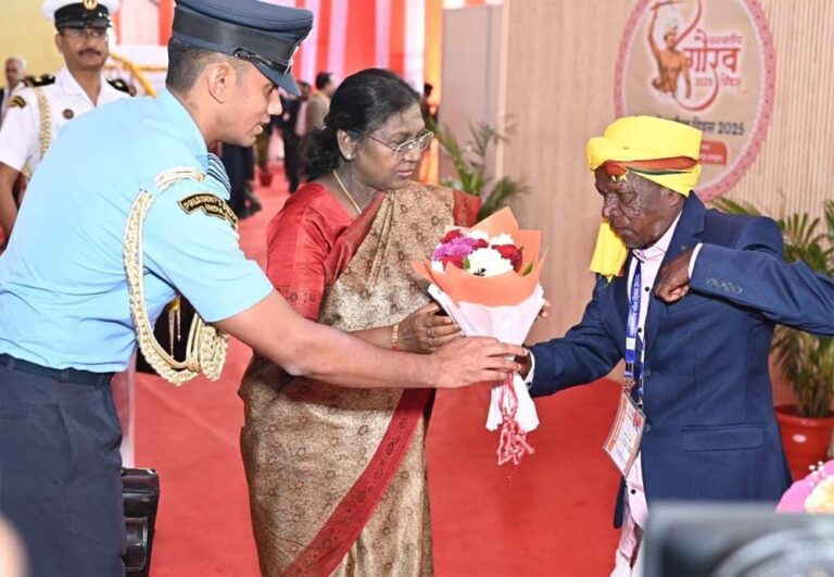 जनजातीय गौरव दिवस समारोह 2025: सरगुजा जिले में आयोजित कार्यक्रम में राष्ट्रपति द्रौपदी मुर्मु मुख्य अतिथि के रूप में हुईं शामिल