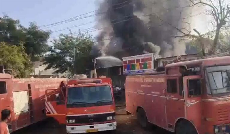 भंगार गोदाम में भीषण आग: डेढ़ घंटे की मेहनत के बाद आग पर काबू, लाखों का नुकसान