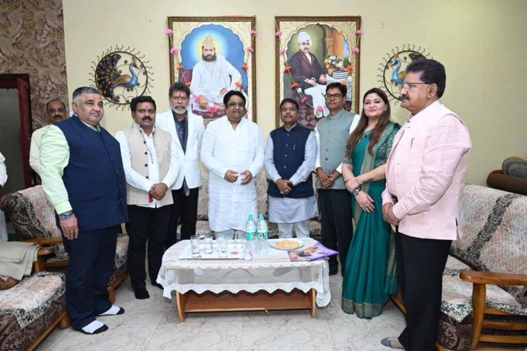 महान संत कबीर साहेब के पवित्र धाम दामाखेड़ा आश्रम में पर्यटन मंत्री राजेश अग्रवाल का धर्मगुरु प्रकाश मुनिनाम से सौजन्य भेंट