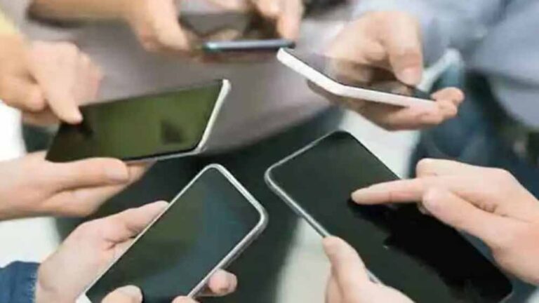 स्मार्टफोन खरीदना हुआ महंगा: टॉप ब्रांड्स ने बढ़ाई कीमतें, जानें वजह