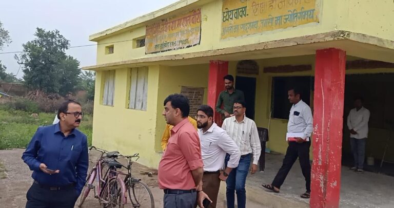 कलेक्टर पार्थ जैसवाल ने बच्चों को पढ़ाई मैथ्स, पूछा ऐसा सवाल जो सबको हैरान कर गया