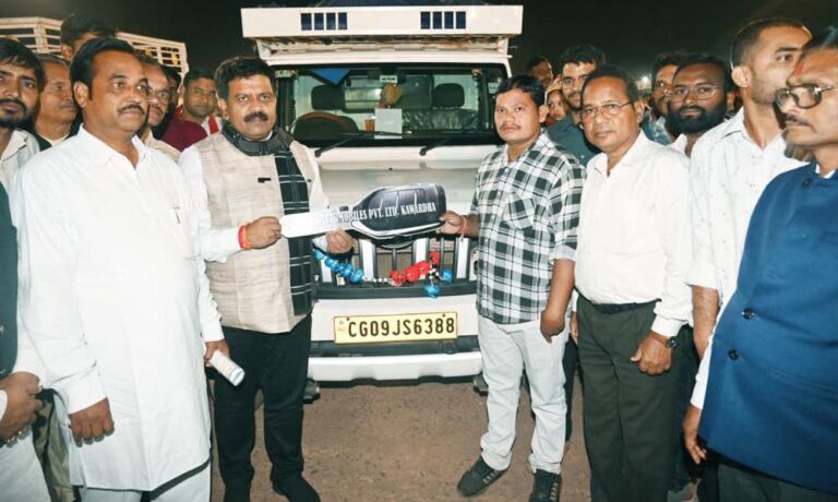 रायपुर : उपमुख्यमंत्री विजय शर्मा ने पीएम मत्स्य संपदा योजना के तहत मत्स्यपालकों को पिकअप वाहन की सौंपी चाबी