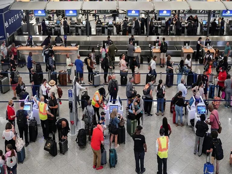अमेरिका में शटडाउन का संकट: 40 एयरपोर्ट पर हजारों उड़ानें रद्द, यात्रियों को हो रही परेशानी