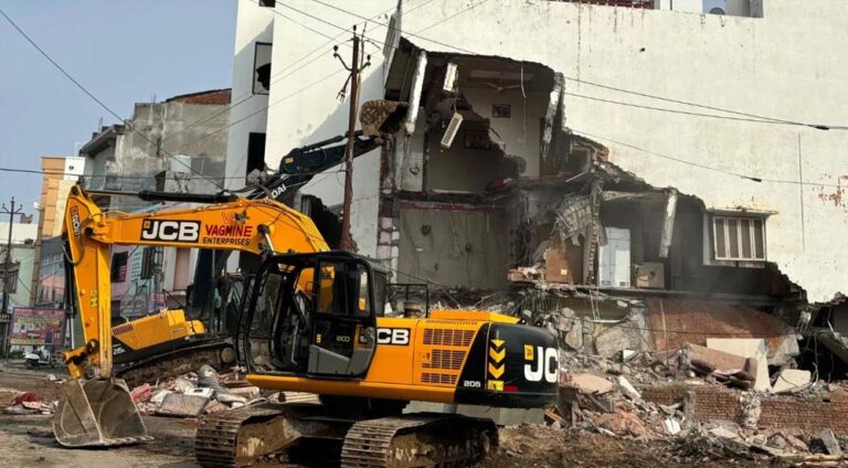 अहमदाबाद झील से अवैध कब्जा हटाने पहुँची 15 JCB मशीनें, 918 मकानों पर चला बुलडोज़र