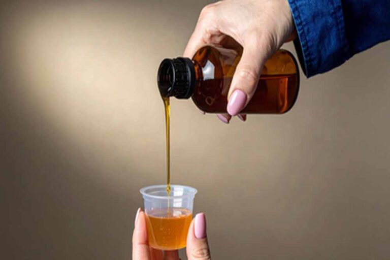 कफ सिरप का अवैध नेटवर्क ध्वस्त: यूपी के 4 जिलों में 19 दवा कंपनियों पर एफआईआर