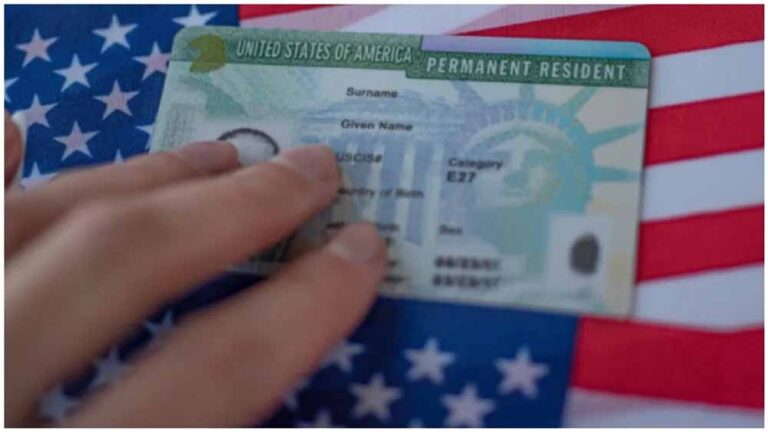 ग्रीन कार्ड इंटरव्यू बना जाल: अमेरिकी एजेंसी ने मौके पर पहनाईं हथकड़ियां