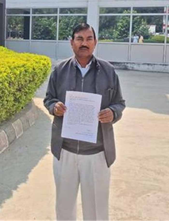 सपा MLA राम अचल राजभर पर जमीन कब्जे का आरोप, फिर विवादों में घिरे