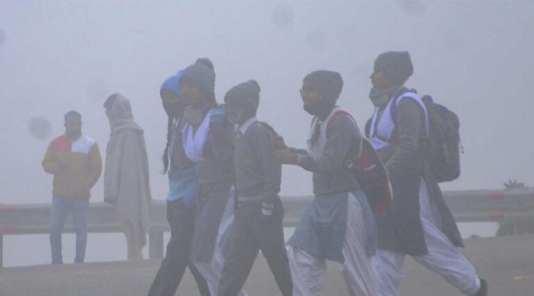 भोपाल में नवंबर की सबसे सर्द रात, पारा 5.2°C तक गिरा; बच्चे ठिठुरते हुए स्कूल पहुंचे