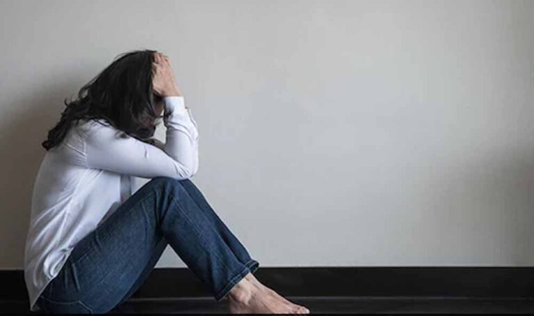 सिद्धारमैया के क्षेत्र में हड़कंप: महिला अफसर ने ऑफिस में की सुसाइड की कोशिश, जानें वजह