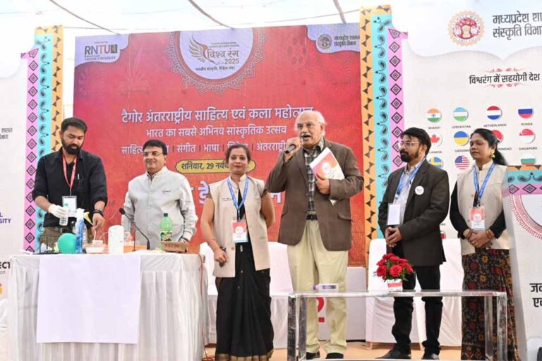 विश्वरंग 2025 के अंतिम दिन की शुरुआत सितार-साधना से, अनिरुद्ध जोशी ने मोहा मन