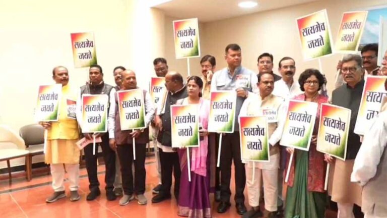 ‘सत्यमेव जयते’ का पोस्टर लेकर सदन में हंगामा, गर्भगृह तक पहुंचे कांग्रेस विधायक, निलंबन की कार्रवाई