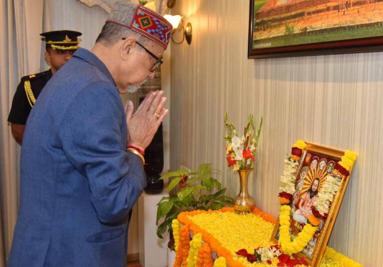 राज्यपाल डेका ने संत बाबा गुरु घासीदास जयंती पर पुष्पांजलि अर्पित की