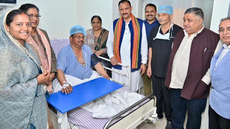 रायपुर : मंत्री अग्रवाल ने लुंड्रा विधायक प्रबोध मिंज से भेंट कर उनका कुशलक्षेम जाना एवं उनके शीघ्र स्वस्थ होने की कामना की