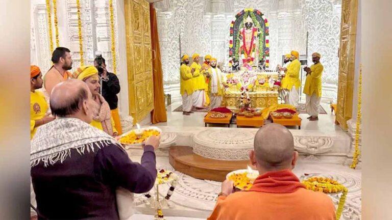 रामलला प्राण प्रतिष्ठा की दूसरी वर्षगांठ: राजनाथ सिंह और सीएम योगी ने किए दर्शन, रक्षा मंत्री ने उतारी आरती