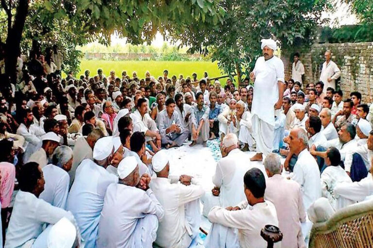 बागपत खाप पंचायत का फरमान, किशोरों के स्मार्टफोन और हाफ‑पैंट पर पाबंदी