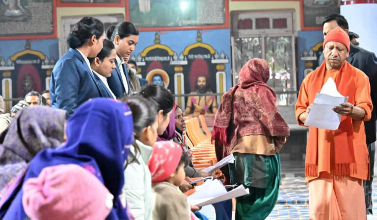प्रचंड ठंड में भी जारी रहा सीएम योगी का जनसेवा अनुष्ठान