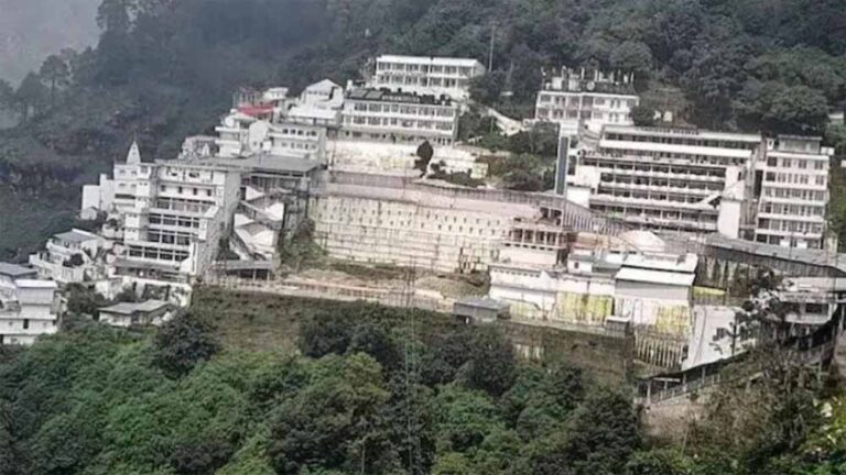 वैष्णो देवी यात्रा में सुरक्षा की नई ढाल: श्राइन बोर्ड का मास्टर प्लान, 700 कैमरों से होगी 24×7 निगरानी
