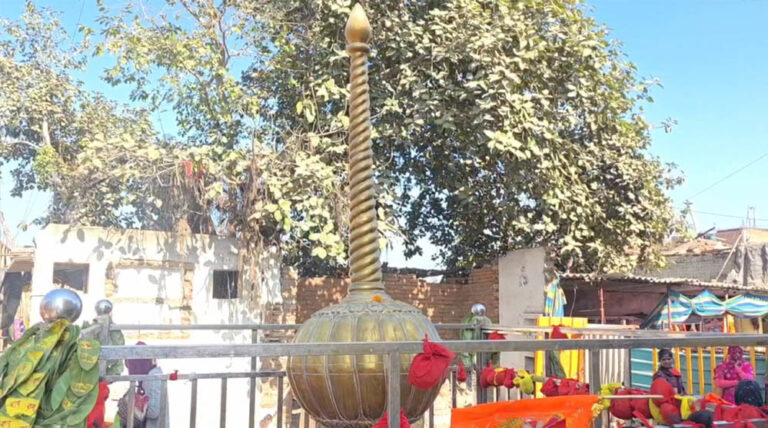 बागेश्वर धाम में नए साल का रेला, भक्तों की भीड़ और धीरेंद्र शास्त्री का संदेश