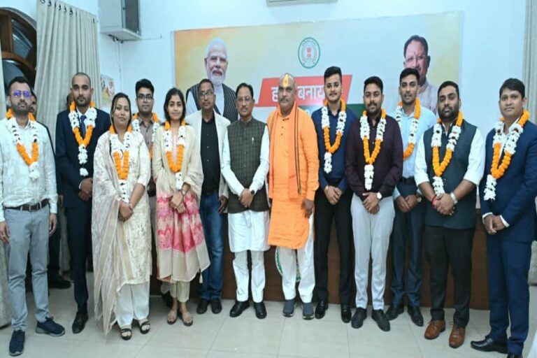 रायपुर : मुख्यमंत्री विष्णु देव साय से छत्तीसगढ़ लोक सेवा आयोग 2024 के टॉप 10 अभ्यर्थियों ने की सौजन्य भेंट