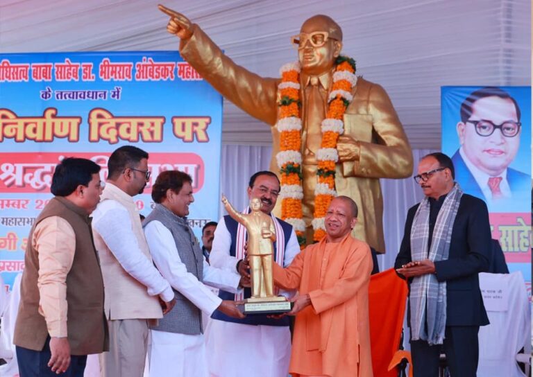 बाबा साहेब की मूर्ति के किनारे बनाए जाएंगे बाउंड्रीवाल व लगाए जाएंगे छत्रः सीएम योगी