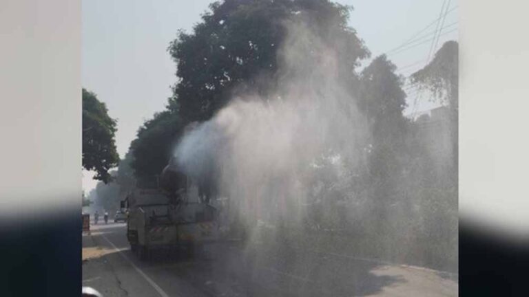 दिल्ली में स्मॉग और सर्दी की दोहरी मार! AQI 330 के पार, हालात बिगड़े