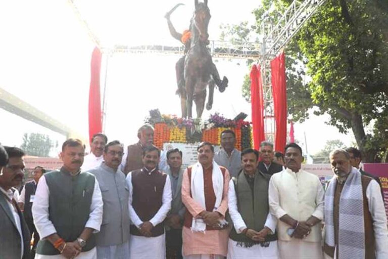 मुख्यमंत्री डॉ. यादव ने महाराजा छत्रसाल और सरदार पटेल की प्रतिमा का अनावरण किया