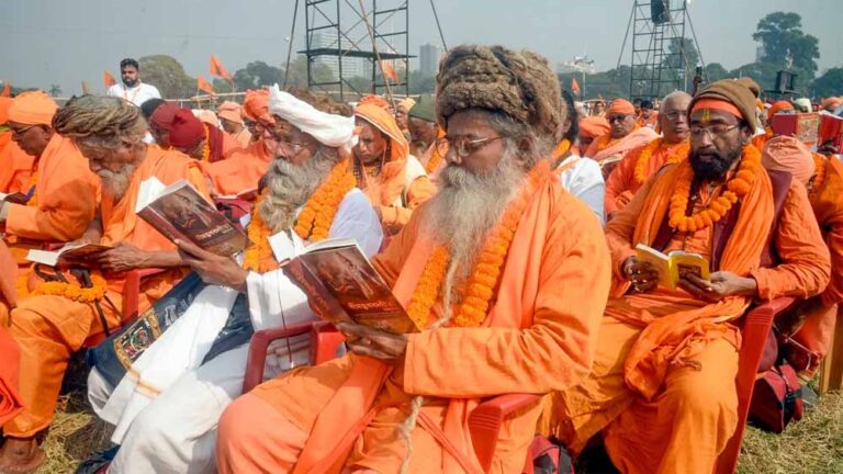 ब्रिगेड मैदान बनेगा ‘गीता तीर्थ’ : कोलकाता में आज पांच लाख से ज्यादा लोग करेंगे एकसाथ गीता पाठ, तैयारियां पूरी