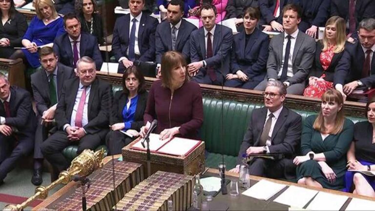 ब्रिटेन में ‘बेनिफिट्स स्ट्रीट बजट’ पर सियासी तूफान, PM स्टार्मर और रेचल रीव्स घिरीं विवादों में