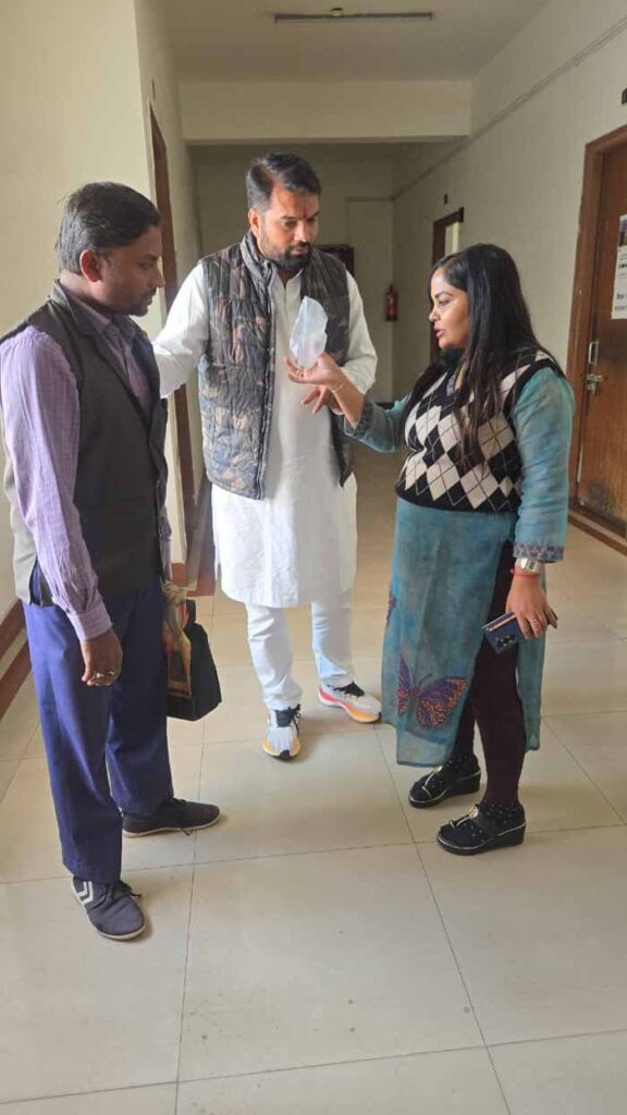 मच्छरों से परेशान नागरिक का अनोखा विरोध: काटने वालों को मारकर थैले में भरकर नगर निगम पहुँचा