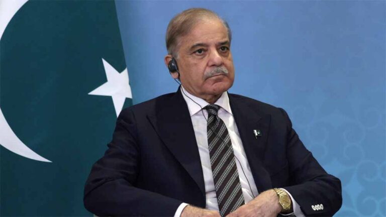 पाकिस्तान में बदले सियासी तेवर: विपक्ष से घिरे पीएम शहबाज, बातचीत के संकेत